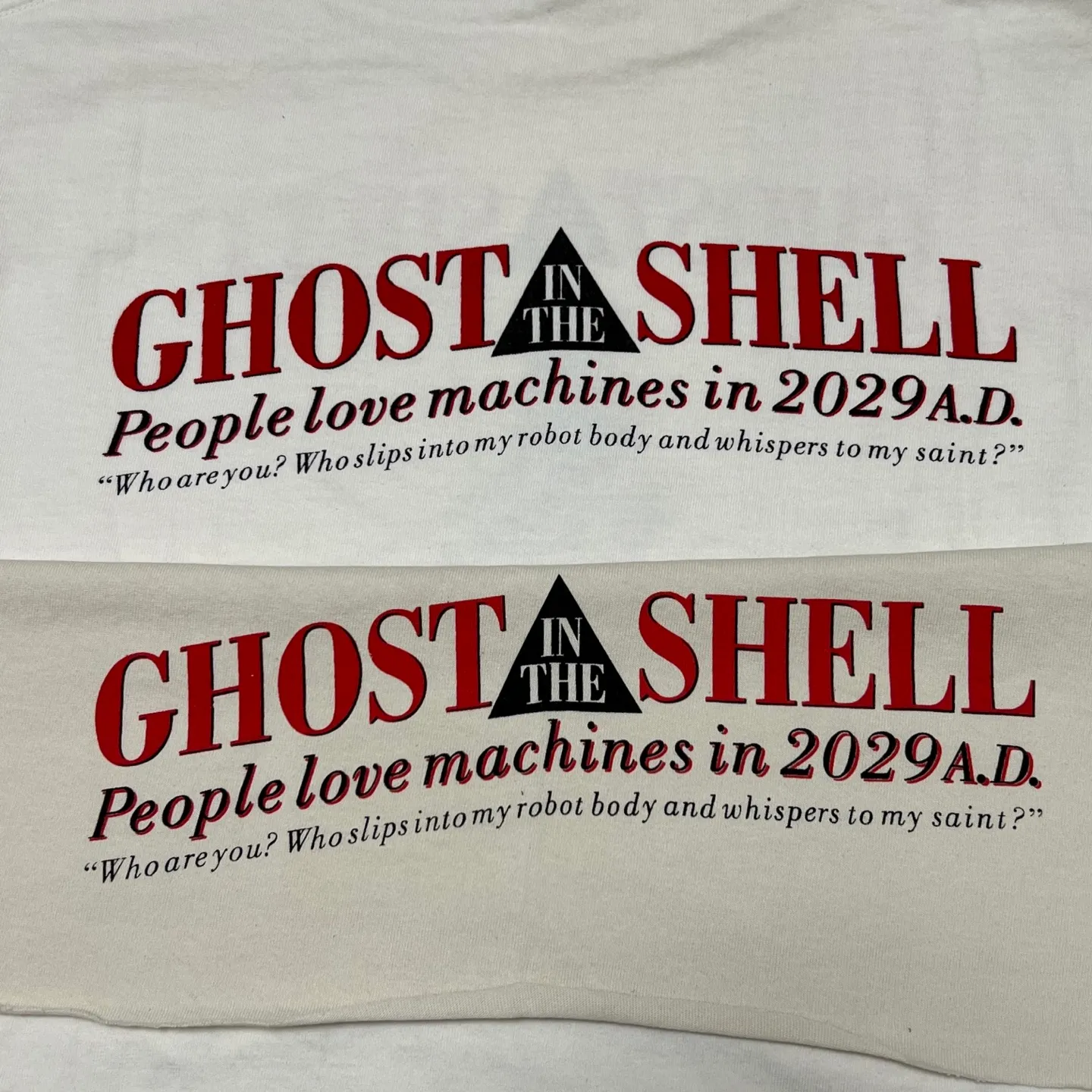 Printing is done multiple times and strives for perfection SAINT Mxxxxxx x GHOST IN THE SHELL ' GITS ' SS TEE/WHT Classic big IP Ghost in the Shell co-branded model Suzi charger/ Suzi character TEE off-white S-XL Cylindrical fabric without side seams 220g high weight OE yarn ⚠️Note: It is almost meaningless if it is not a cylindrical fabric Customized joint main mark/joint wash mark/little angel anti-counterfeiting label Original printing factory, top purchasing agent level